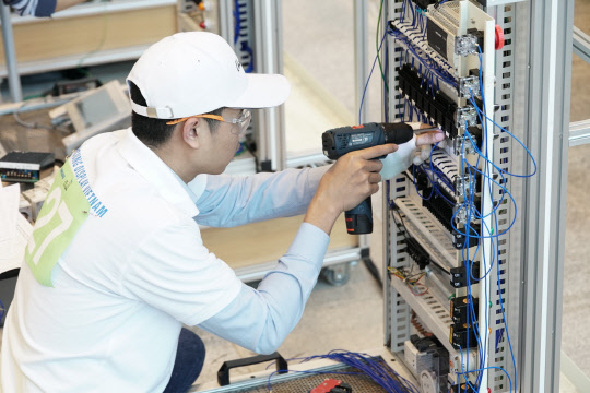 지난 10일 한국기술교육대학교에서 열린 제 12회 '삼성국제기능경기대회'에서 4개 전자 계열사 국내·외 임직원들이 전기제어시스템제작 직종 경기과제를 수행하고 있다. <삼성전자 제공>